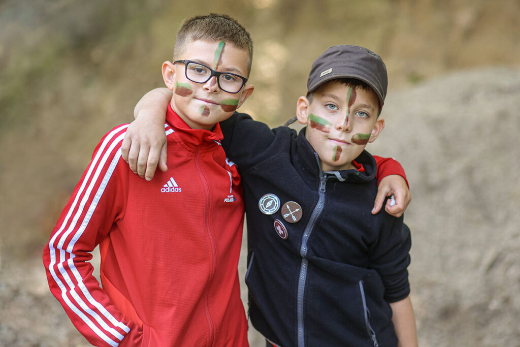 dzieci na wycieczce survival w lesie