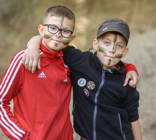 dzieci na wycieczce survival w lesie