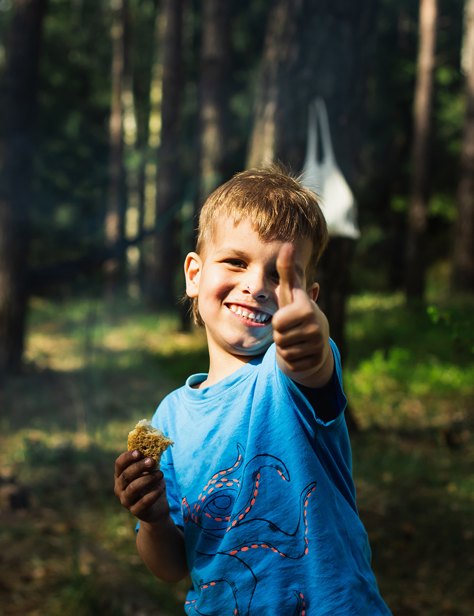 dziecko szczęśliwe na wycieczce szkolnej i obozie survivalowym