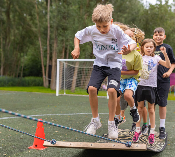 zajęcie integracyjne dla dzieci na wycieczce szkolnej