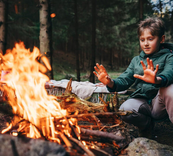 ognisko wieczorne na wycieczce szkolnej