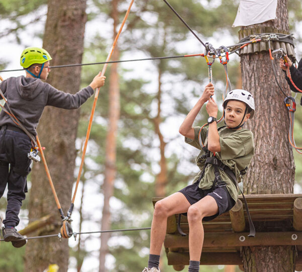 park linowy podczas wyeiceczki szkolnej