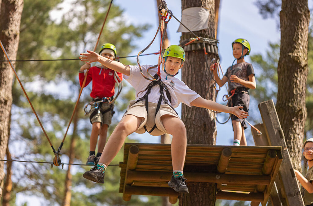 zjazd na tyrolce na parku linowym podczas wycieczki szkolnej