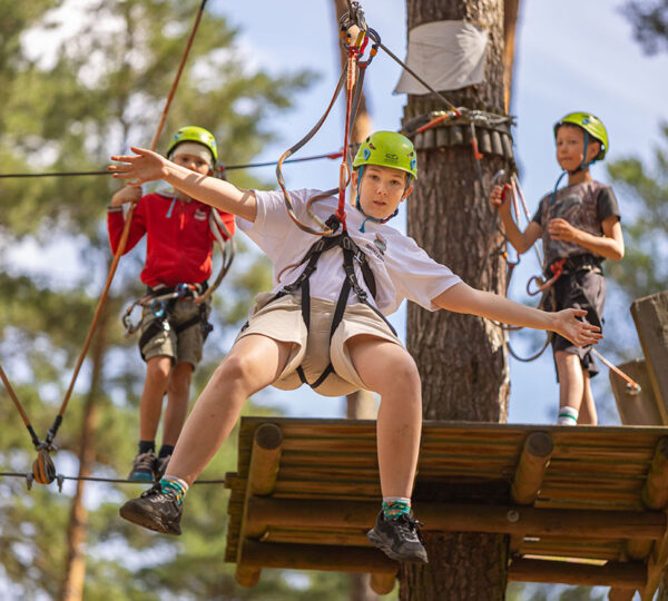 zjazd na tyrolce na parku linowym podczas wycieczki szkolnej