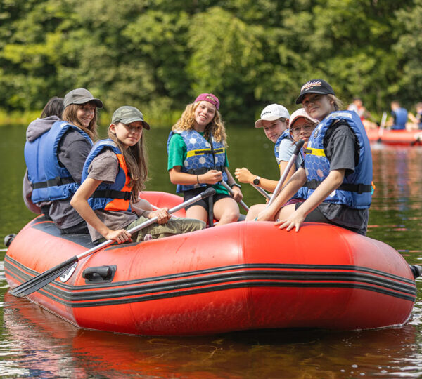 dziewczęta na pontonie podczas wycieczki szkolnej