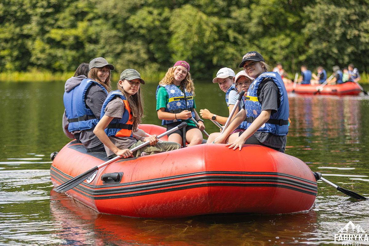 dziewczęta na pontonie podczas wycieczki szkolnej