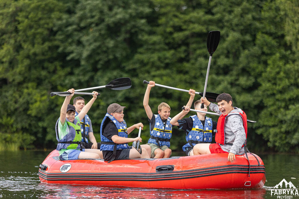 zajęcia na pontonach na wycieczce szkolnej przygoda