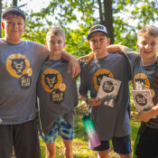 chłopcy na wyciczce szkolnej z fabryką przygoda