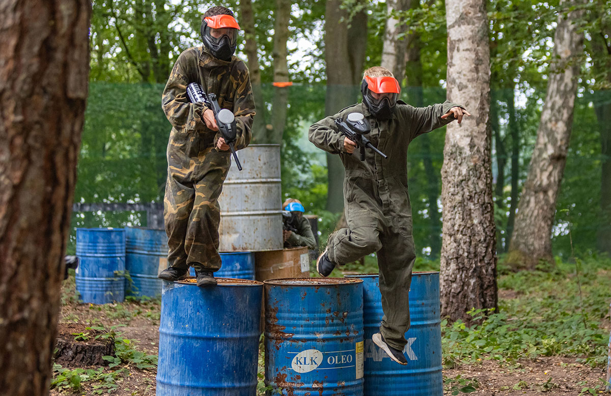 młodzierz gra w paintbal na wyciece szkolnej do łapina