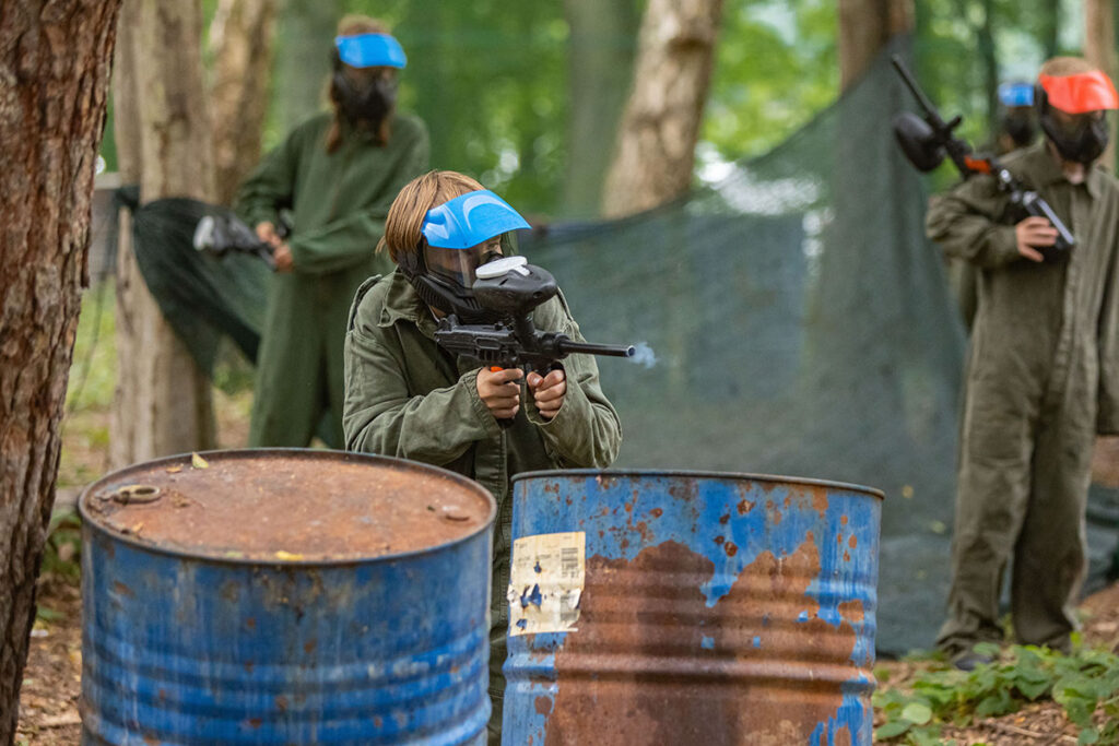 chłopiec strzela na obozie paintballowym