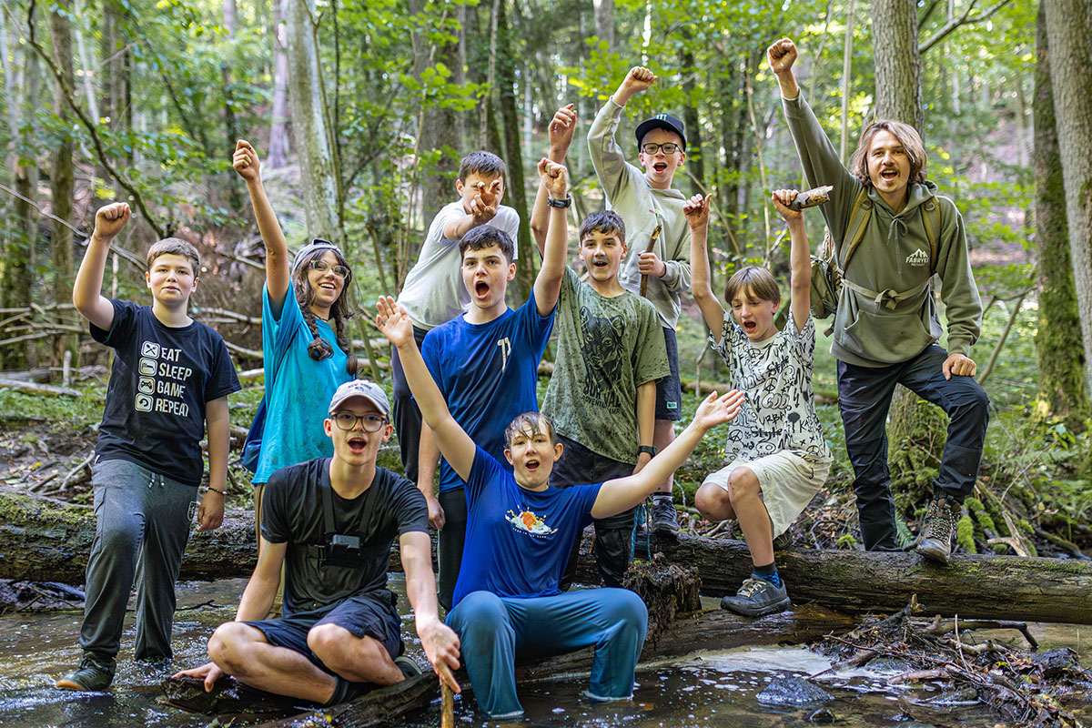 zadowolona grupa uczniów na wycieczce