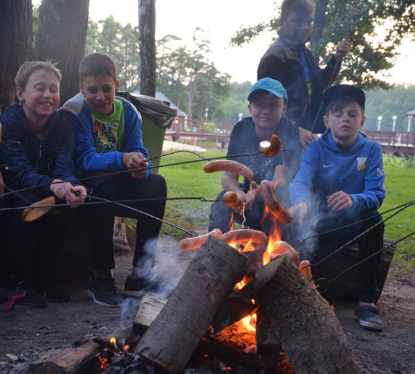 ognisko z kiełbaskami po wycieczce szkolnej