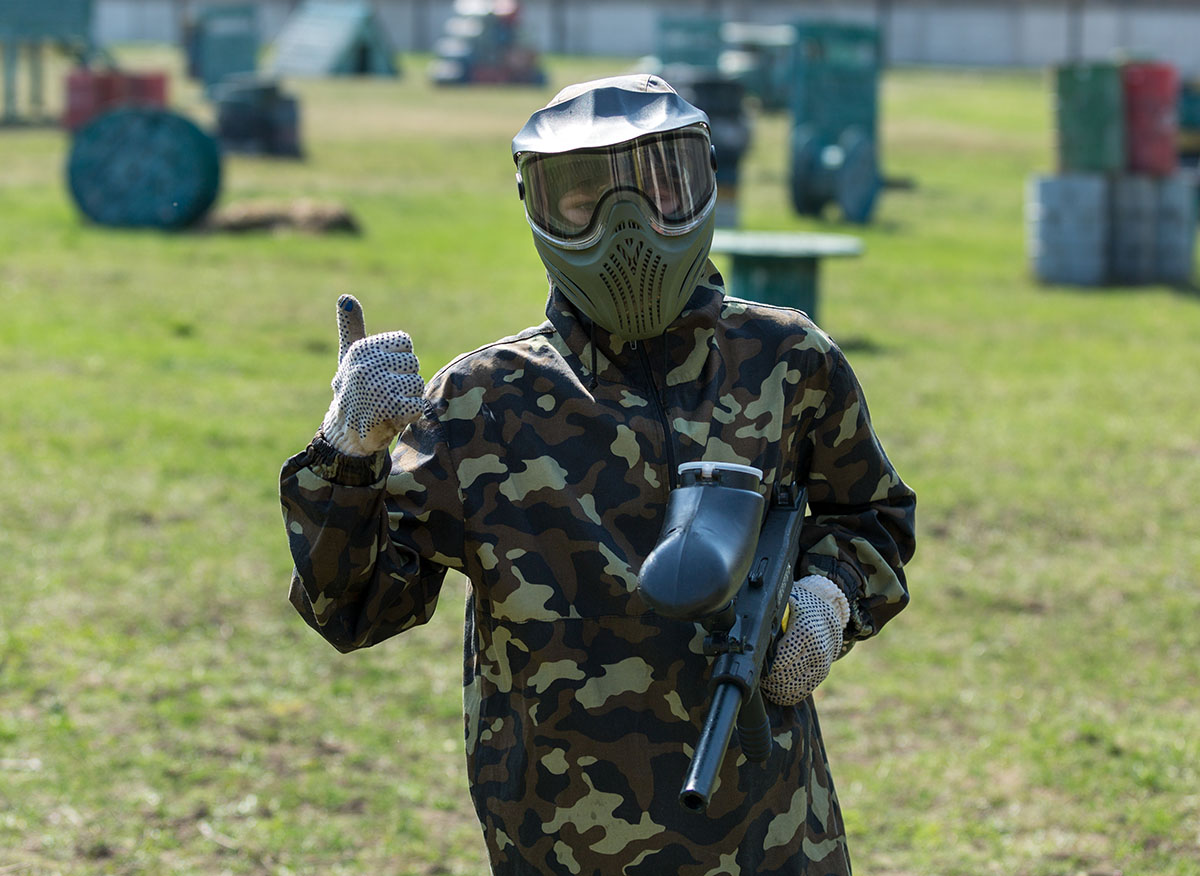 uczeń na wycieczce szkolnej podczas gry w paintball