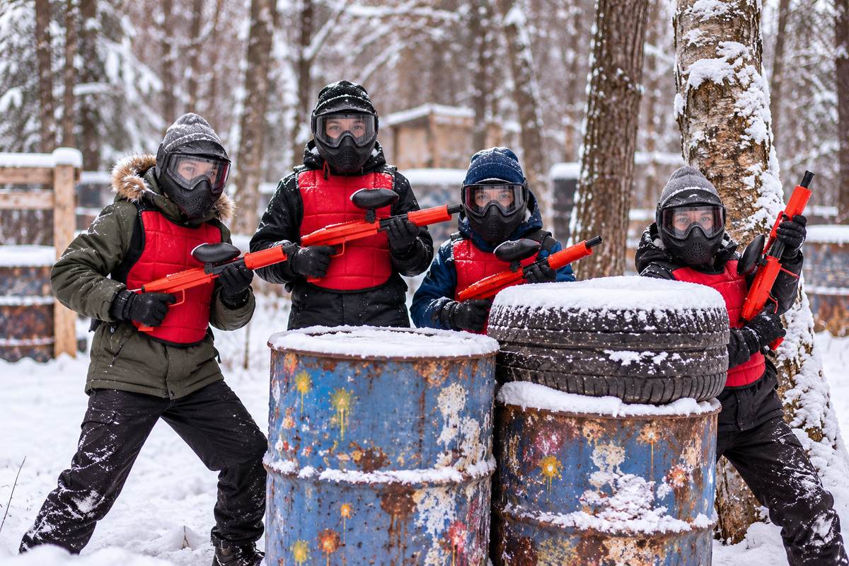 Drużyna uczestników podczas zimowej aktywności paintballowej